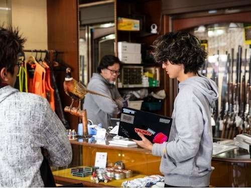 鉄砲屋さんの仕事の様子