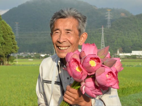 笑顔がまぶしいハス農家の井上さん