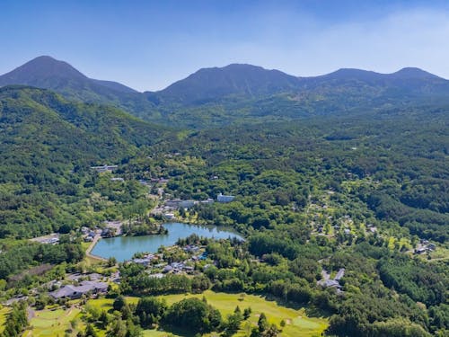 空撮で見る蓼科山と蓼科湖