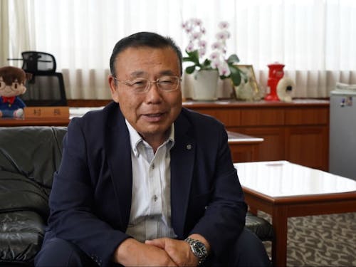 ビールづくりへの想いを語る有坂村長　©日本仕事百貨