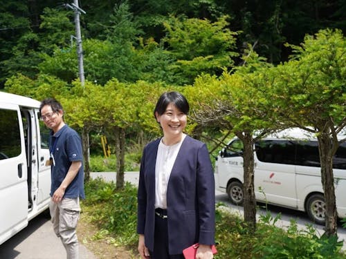 役場のプロジェクト担当の住民課 荻原課長（右）　©日本仕事百貨
