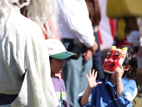 鬼のお面を被った子どもたち。鬼になって楽しむ姿はこれからも続いて欲しい光景です。