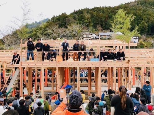 鮎喰川コモンの棟上げ式には、たくさんのまちの人が集まり、餅投げをして祝った。