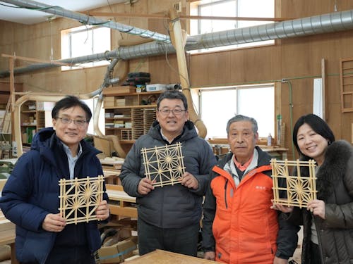 地域体験の様子(組子づくり体験)