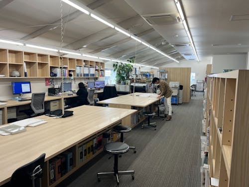 現場では大工さんと一緒に形にしていくんですよ