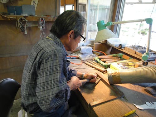 原石から硯をつくる