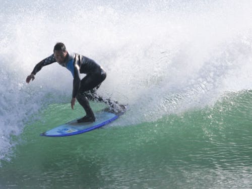 蚊口浜は初心者から経験者まで楽しめるスポット。県内外からサーファーが訪れます。