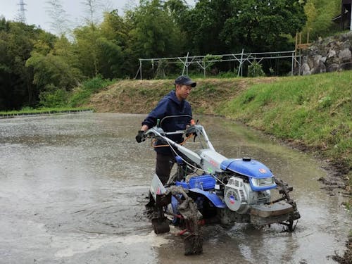 農業機械は近所の方に借り、教えてもらいながら実践