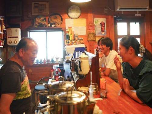 島の喫茶店でマスターや地元の方とおしゃべりすることも。