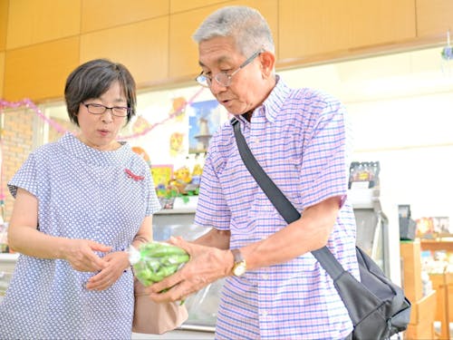 産地直売所で野菜を手にする首都圏から移住したご夫婦