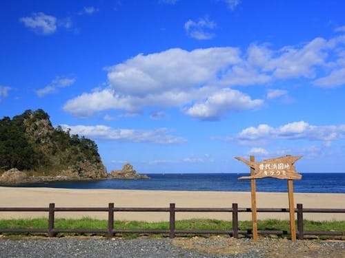 海風と遊ぶ、普代浜園地の砂浜さんぽ（普代村）