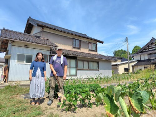 集落内の畑で愛犬と