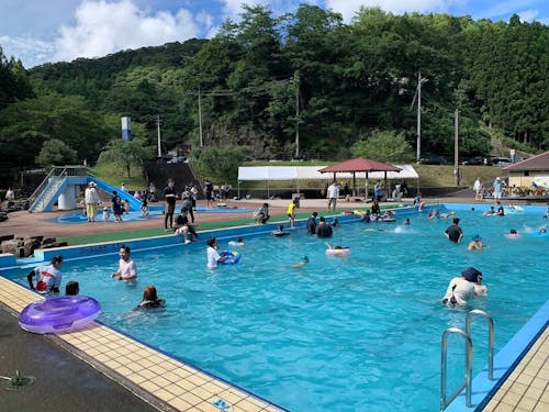 夏は、海やプールで気軽に遊べます!
