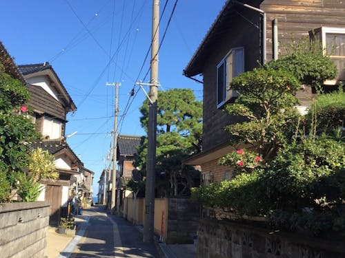 焼板のまちなみ。曲がりくねった細い路地の向こうには、海。