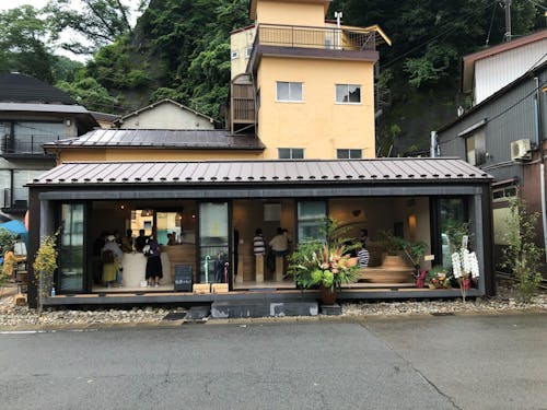 道路側は全面窓になっていて、開放的です