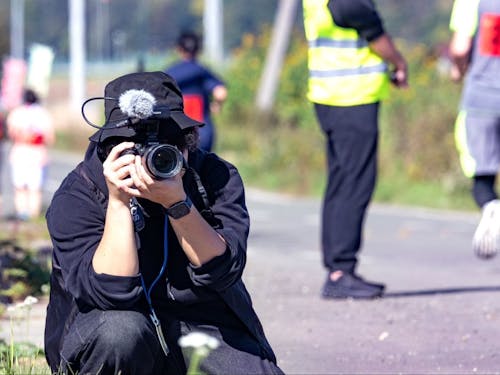 情報発信で活躍する隊員の取材風景