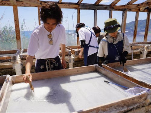 テイスティングツアーで伝統産業に触れる