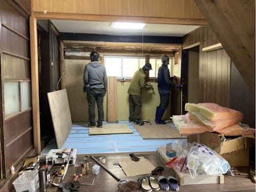 近所の方にアドバイスをもらいながら改修している様子。