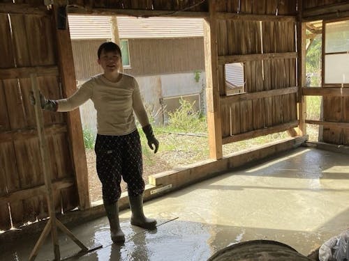 でこぼこな土の地面だった整備も近所の方々の力を借りながら作業