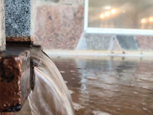 肌を滑らかに導く茶褐色の天然温泉