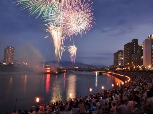 市街地での花火大会としては東海地方随一の規模を誇る狩野川花火大会