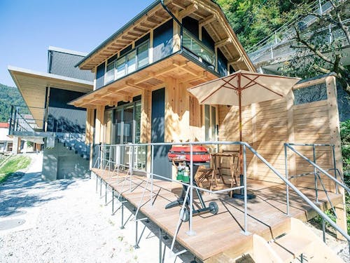 クロスフィット施設の隣にある宿泊棟