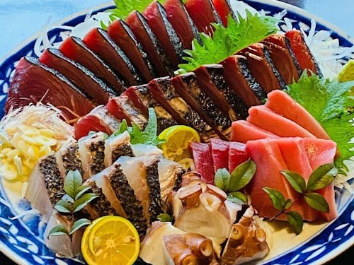 高知名物、皿鉢（さわち）料理も提供しています