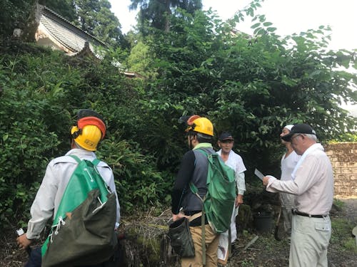 山主との現場確認の様子 山への思いや歴史などを伺いながら丁寧に進めます。