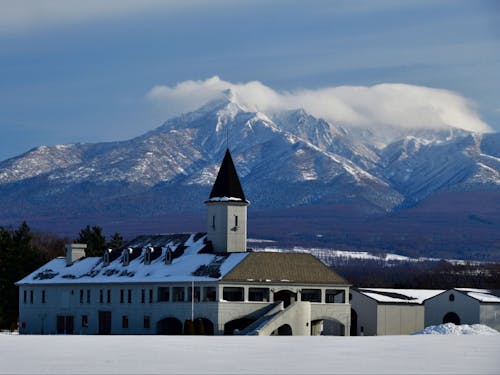 日本百名山「斜里岳」の雄大な山容を背景に佇む焼酎醸造所