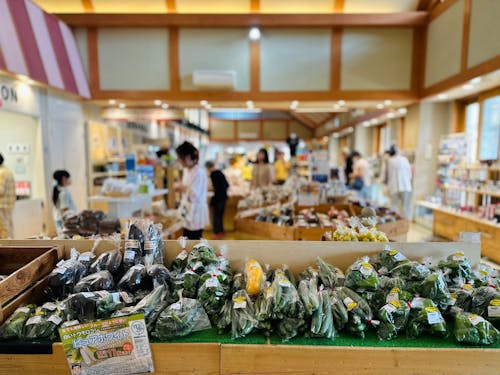 町で採れたみずみずしい新鮮な野菜がずらりと並ぶ販売コーナー