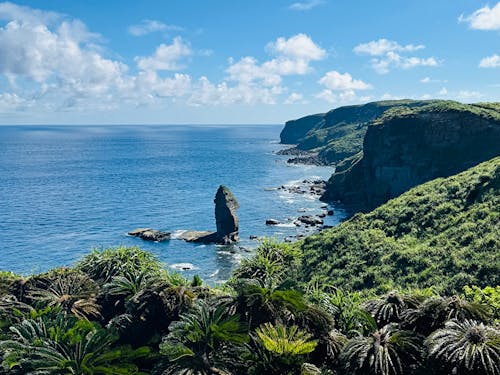 立神展望台から見た立神岩(たちがみいわ)
