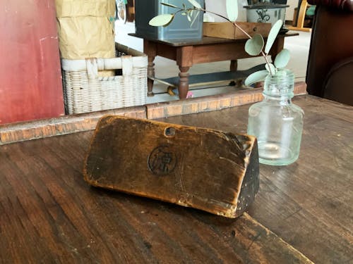 蔵で発見されたもの。酒屋時代の記憶を刻む「源」の文字