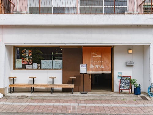 おんせん図書館みかんは商店街に面しており、観光客がふらっと訪れることも。