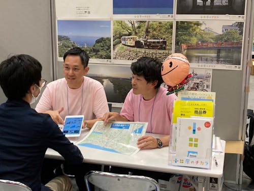 小田原市はピンクのTシャツが目印です。