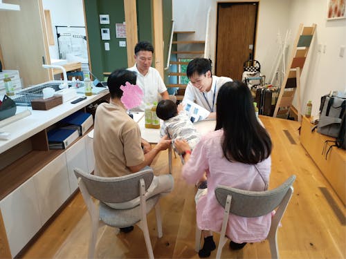 住宅の説明を受けている様子