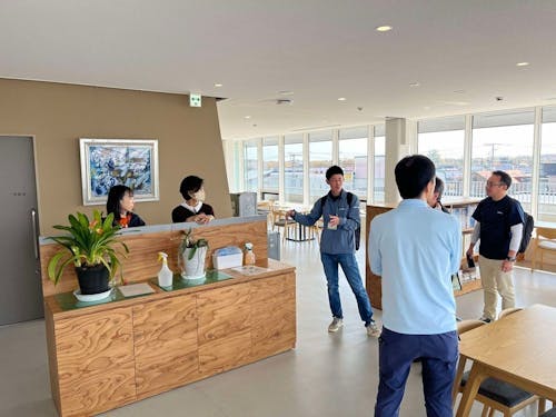 芽室町役場。3Fは一般の方もご利用いただけます。窓から日高山脈が見えますよ!