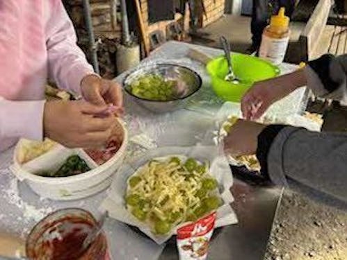 フルーツピザをつくっている様子 シャインマスカットたっぷり!(川源ぶどう園)