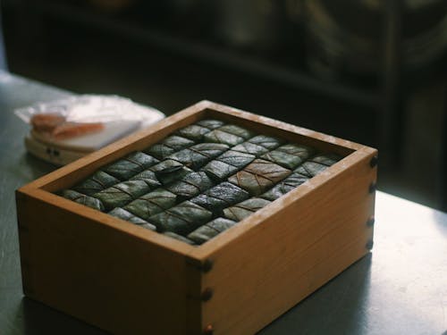 信太の秋にお馴染み柿の葉寿司（具は、鯖と小海老を炊いたもの））