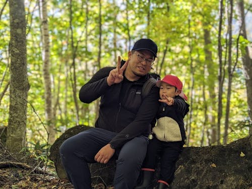 秋には家族と学生を連れてキノコ狩りへ