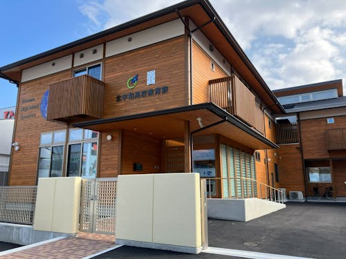 学校林のヒノキを使った建築です