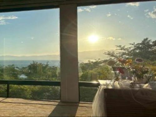 ここから始まる希望の未来。結婚式場から望む琵琶湖。