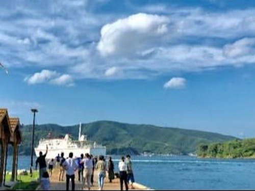 本土から高速船で1時間半、フェリーで3時間半