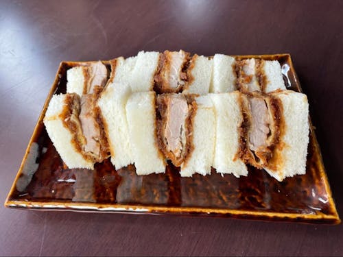 出店の看板メニューでもあるひれかつサンド。店内ではコーヒーとセットで楽しめる