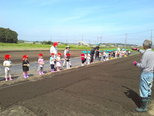 地域の人たちに教えてもらいながらの野外活動