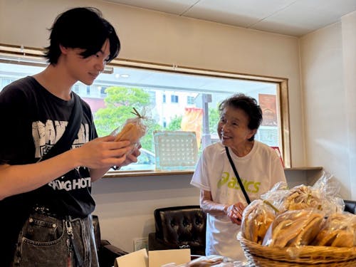 家元さんが作ったかきもちをいただく大学生さん