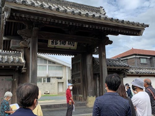 藩校明倫館の正門前で説明を聞く人達。あなたも往時の志にふれてみませんか