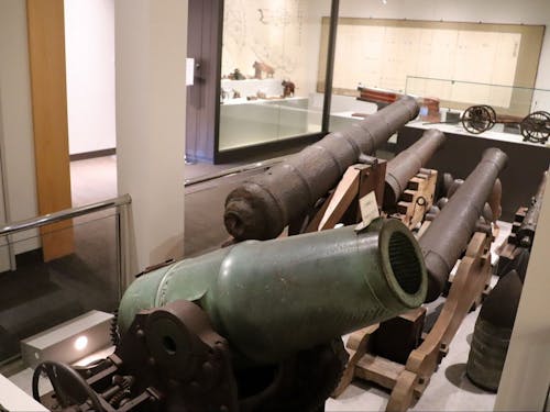 幕末維新期の歴史・科学技術史に関する資料を実物で展示する幕末ミュージアムを見学