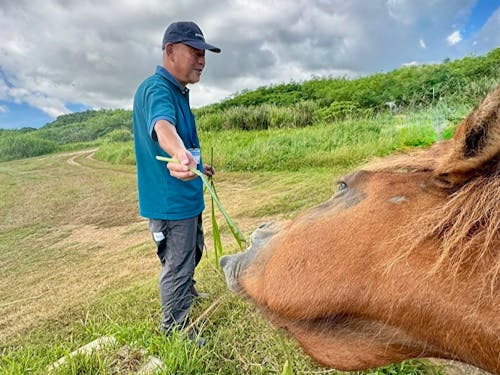 前田さんと一緒に働く宮古馬放牧場ガイドの森さん