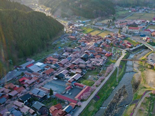 「日本で最も美しい村」新庄村の中心部