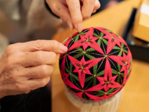 県の伝統的工芸品　びん細工手まり